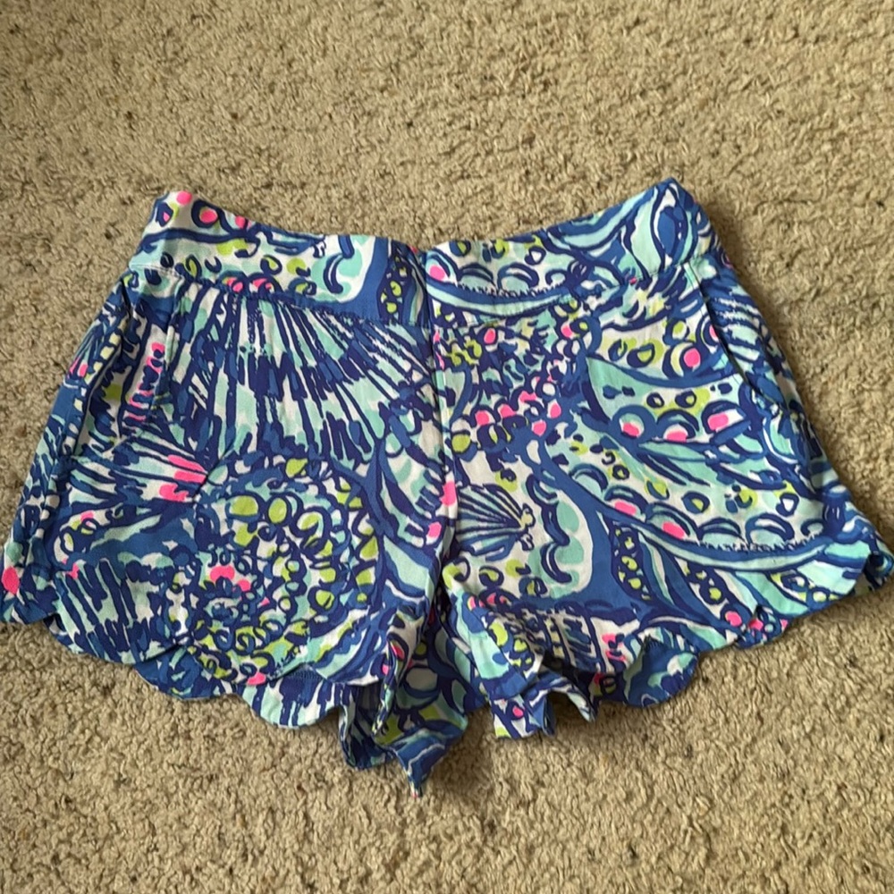 Lilly Pulitzer knit shorts. Scallop hem with pockets. Size small.